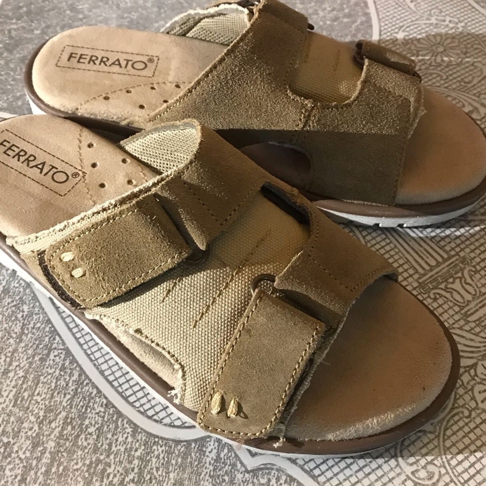 FERRATO slip on leather/canvas sandal. 9W